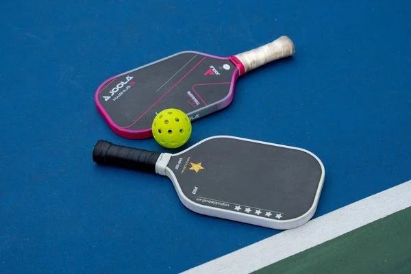 Vợt Pickleball cho người mới chơi nên nhẹ và dễ điều khiển có màu hồng và trắng