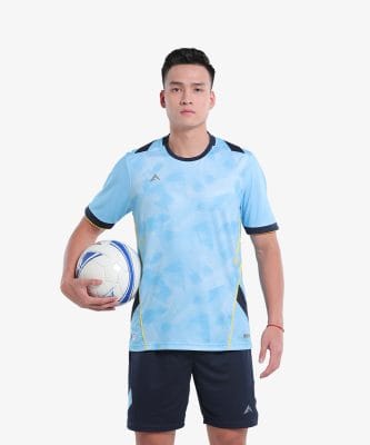 Áo bóng đá màu xanh dương mang lại phong cách nổi bật
